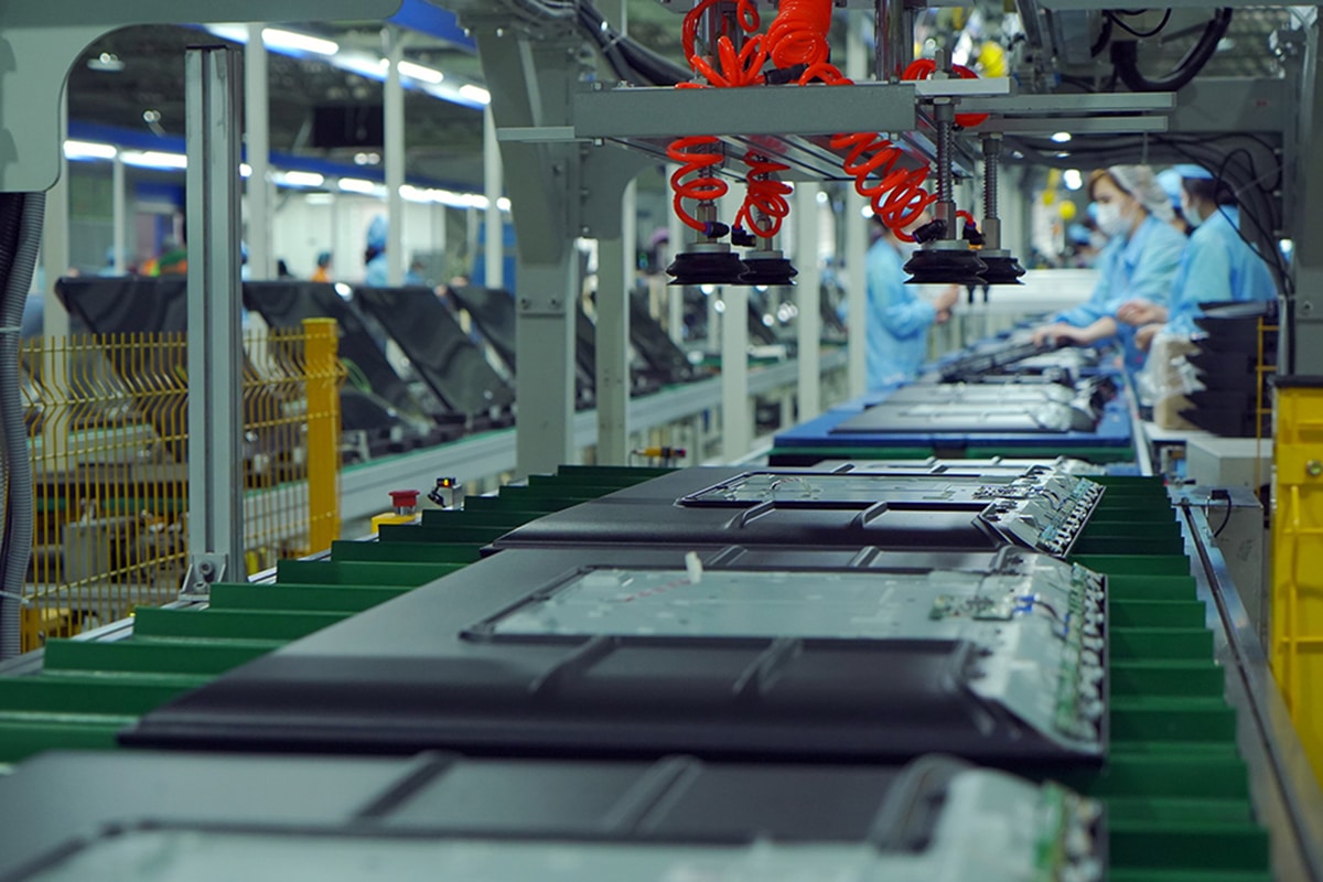 Applications for GigE cameras in industrial automation and inspection, often involving line scan and area scan cameras.